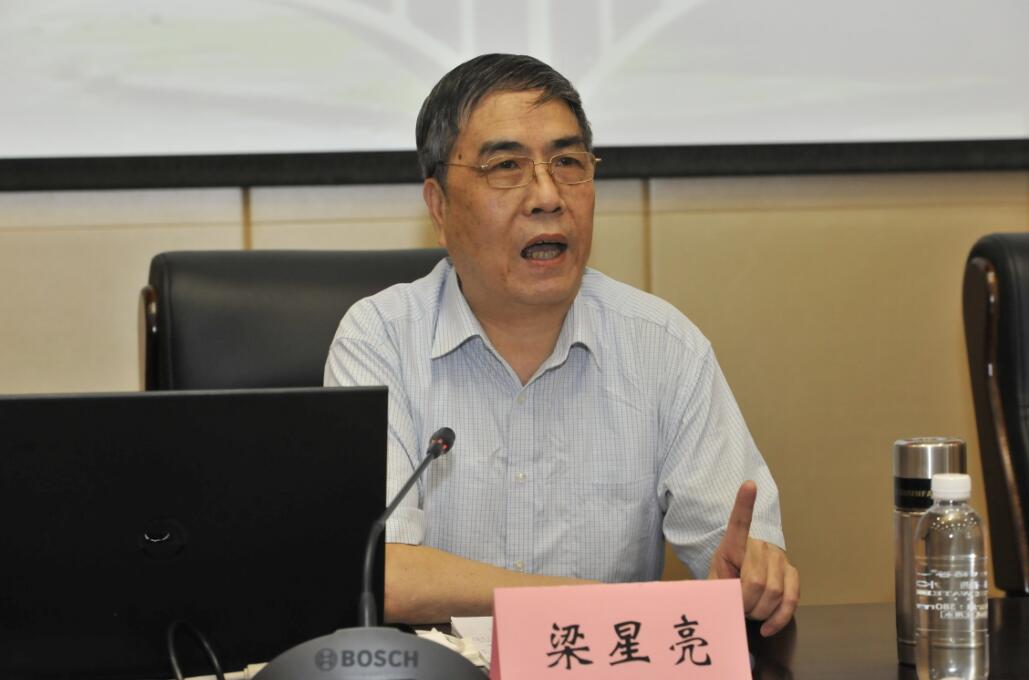梁星亮教授做辅导报告.jpg