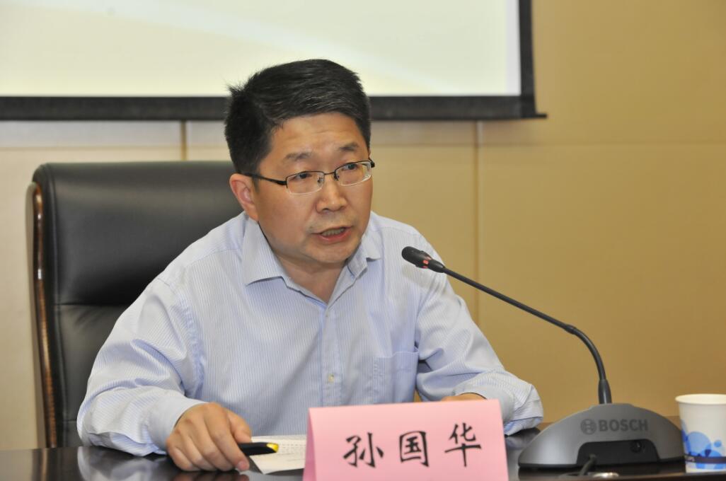 校党委孙国华副书记主持开班仪式.jpg